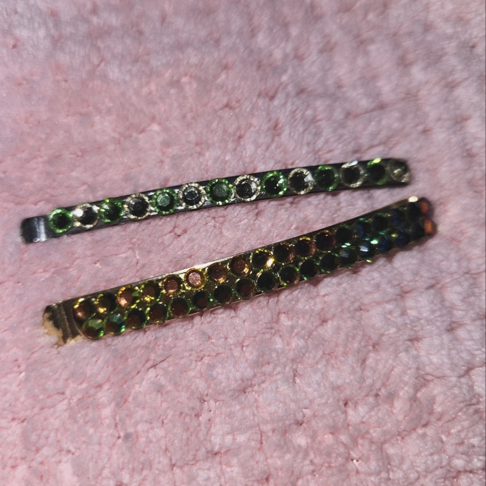 Set of two hair clips covered in sparkly ✨️ rhinestones